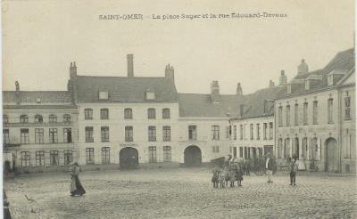 Cette place autrefois portait le nom de Place du Marché aux Chevaux, elle eut aussi comme autre nom Place du Bourreau, car sa maison était voisine de la place. 